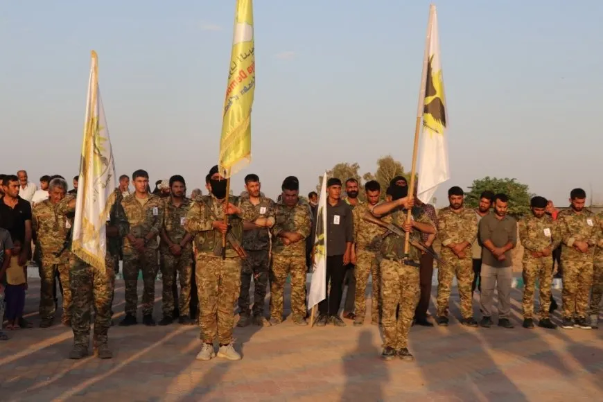 أهالي الطبقة يشيعون جثمان مقاتل من جبهة الأكراد