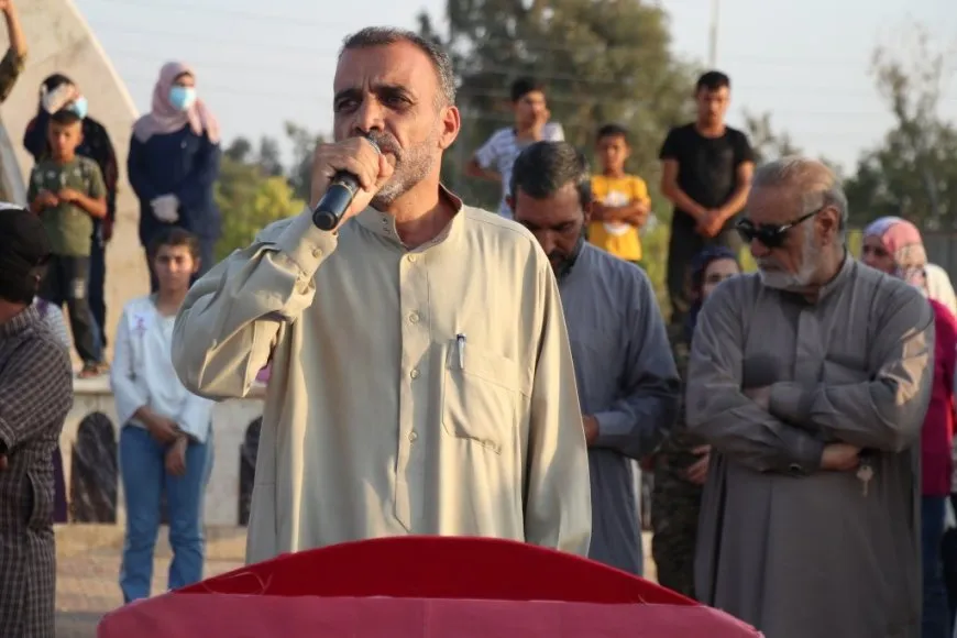 أهالي الطبقة يشيعون جثمان مقاتل من جبهة الأكراد