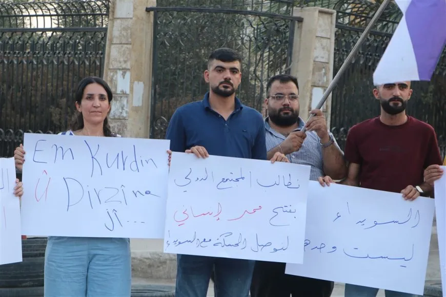 إعلاميون ونشطاء يتجمّعون في الحسكة احتجاجًا على حصار السويداء