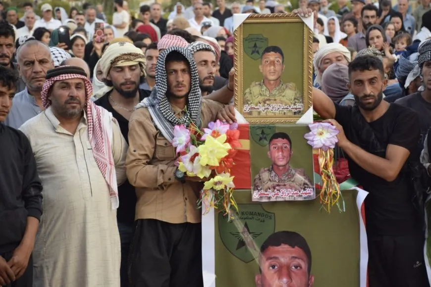 مراسم تشييع جثمان مقاتل قسد لوند واستذكار مقاتلة من قوات الدفاع الشعبي في الحسكة