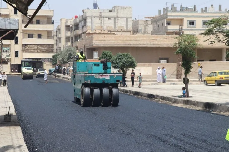 انطلاق أعمال مدّ المجبول الإسفلتي في مدينة الطبقة