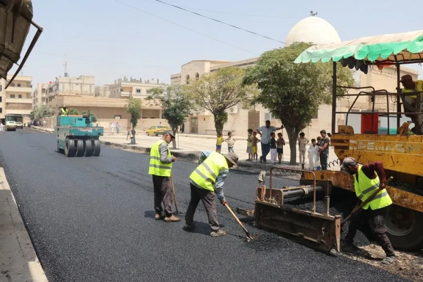 انطلاق أعمال مدّ المجبول الإسفلتي في مدينة الطبقة