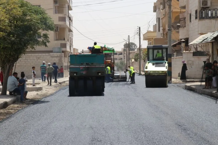 انطلاق أعمال مدّ المجبول الإسفلتي في مدينة الطبقة