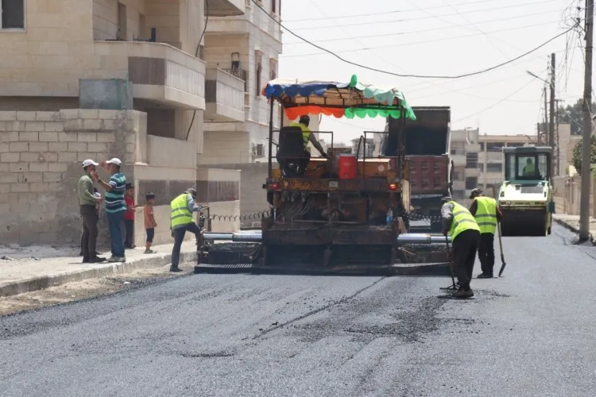 انطلاق أعمال مدّ المجبول الإسفلتي في مدينة الطبقة