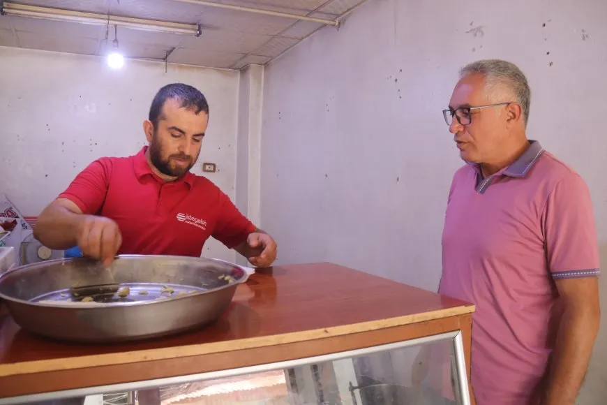مهجّر من سري كانيه يفتتح  محل للمامونية والكيمر في عامودا