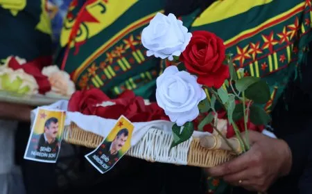  أهالي قامشلو يستقبلون جثمان القيادي نور الدين بأغنية محمد شيخو