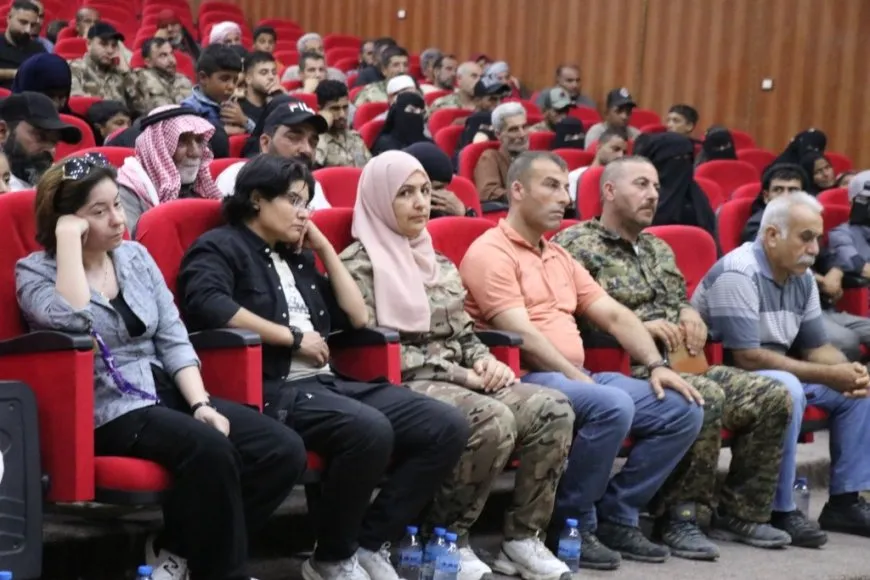 اجتماع قوات الحماية الذاتية مع الأهالي في مدينة الطبقة