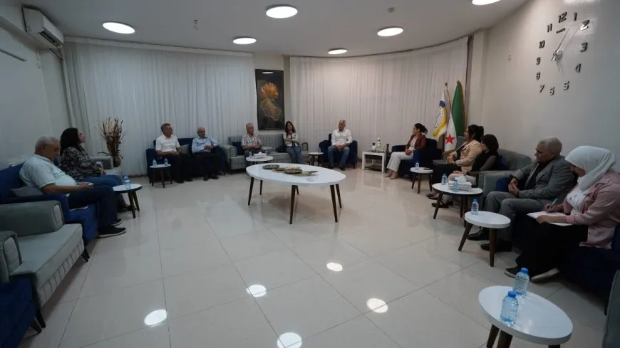 وفد من مثقفي "روج آڤا" يزور دائرة العلاقات الخارجية للإدارة الذاتية