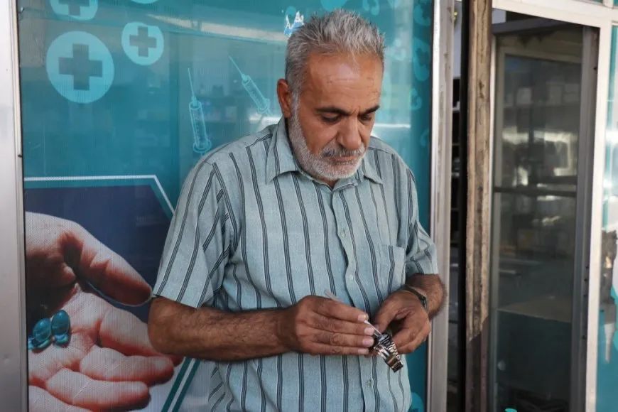 مصطفى درغل.. معيار ساعة مدينة الطبقة الذي لم يخطئ منذ أربعة عقود