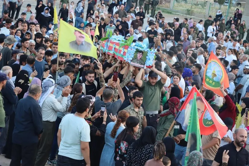 تشييع جثمان مقاتل من قوات سوريا الديمقراطية في ديرك