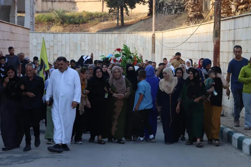 تشييع جثمان مقاتل من قوات سوريا الديمقراطية في ديرك