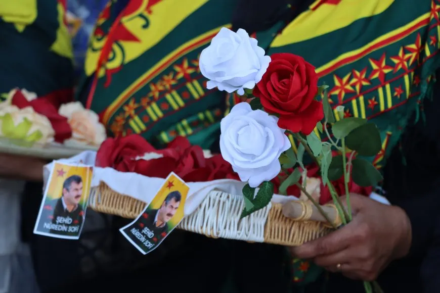  أهالي قامشلو يستقبلون جثمان القيادي نور الدين بأغنية محمد شيخو