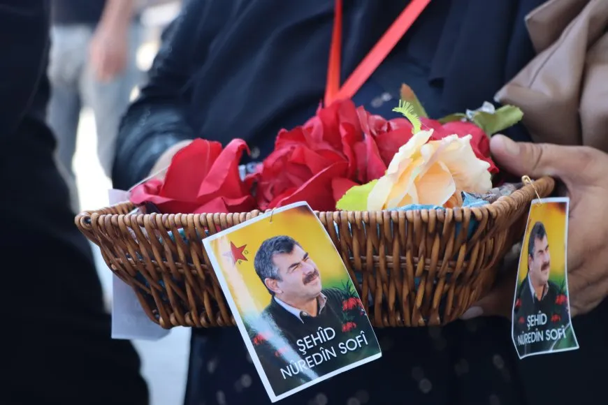  أهالي قامشلو يستقبلون جثمان القيادي نور الدين بأغنية محمد شيخو