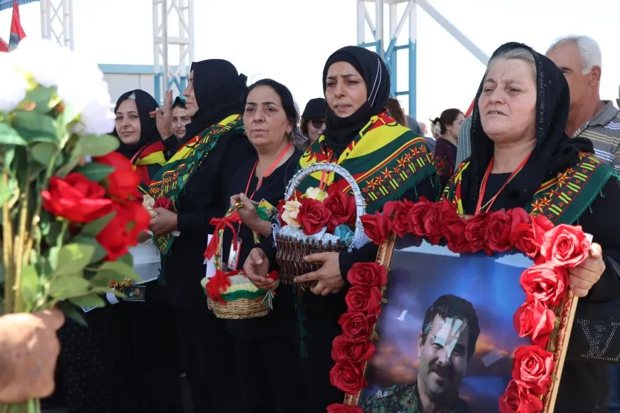  أهالي قامشلو يستقبلون جثمان القيادي نور الدين بأغنية محمد شيخو