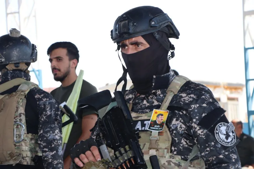  أهالي قامشلو يستقبلون جثمان القيادي نور الدين بأغنية محمد شيخو