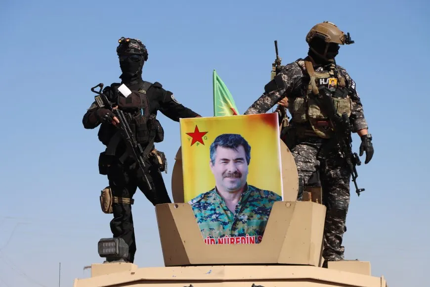  أهالي قامشلو يستقبلون جثمان القيادي نور الدين بأغنية محمد شيخو