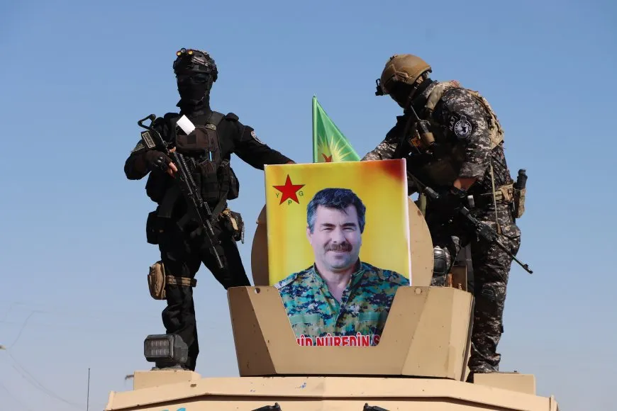  أهالي قامشلو يستقبلون جثمان القيادي نور الدين بأغنية محمد شيخو