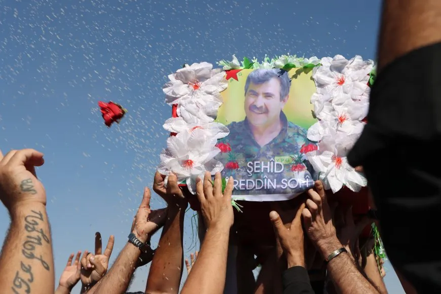  أهالي قامشلو يستقبلون جثمان القيادي نور الدين بأغنية محمد شيخو