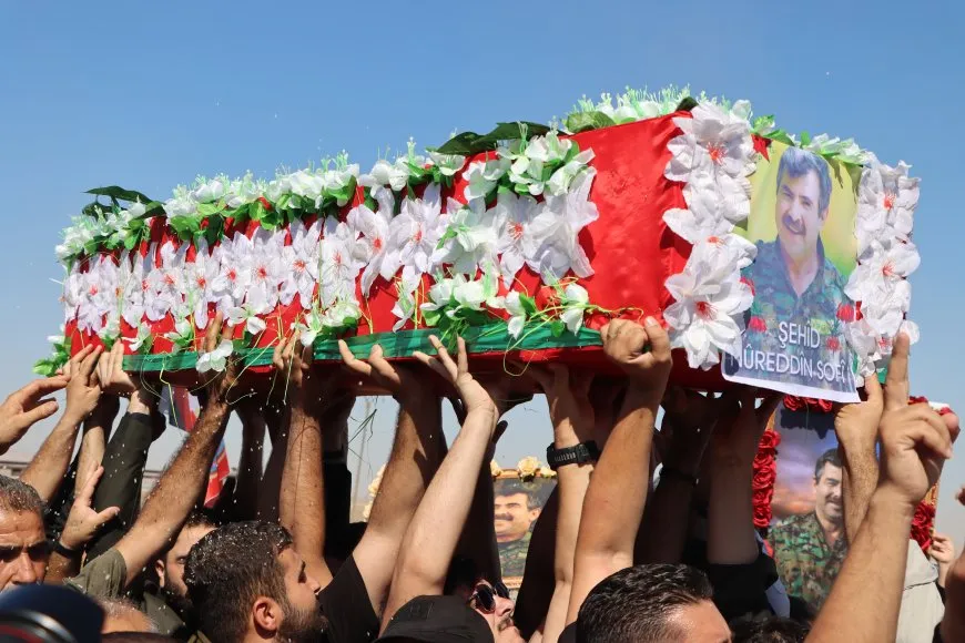  أهالي قامشلو يستقبلون جثمان القيادي نور الدين بأغنية محمد شيخو