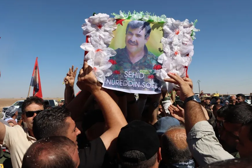  أهالي قامشلو يستقبلون جثمان القيادي نور الدين بأغنية محمد شيخو