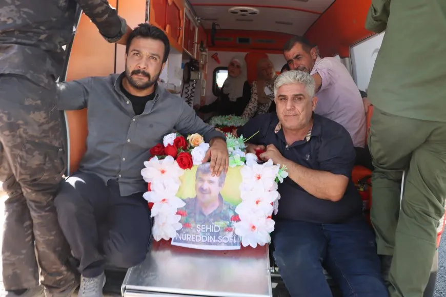 أهالي قامشلو يستقبلون جثمان القيادي نور الدين بأغنية محمد شيخو