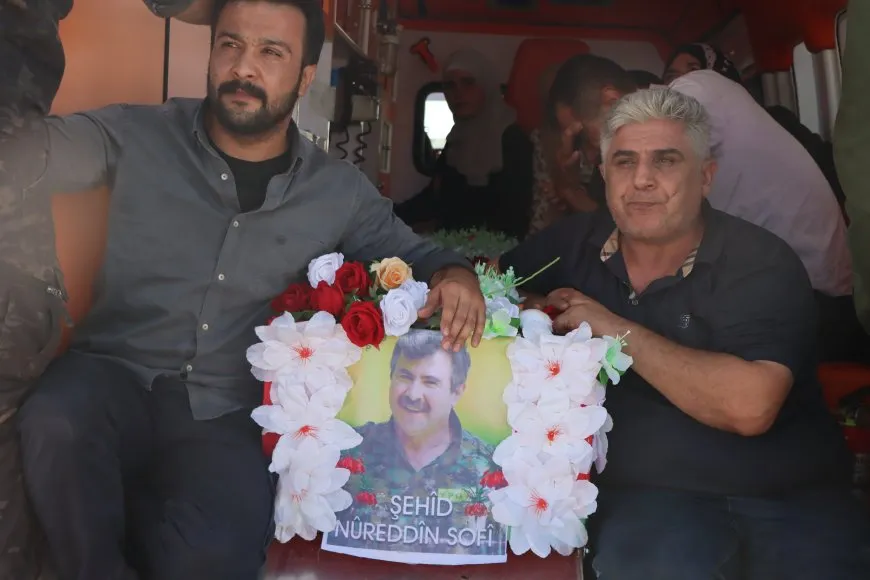  أهالي قامشلو يستقبلون جثمان القيادي نور الدين بأغنية محمد شيخو