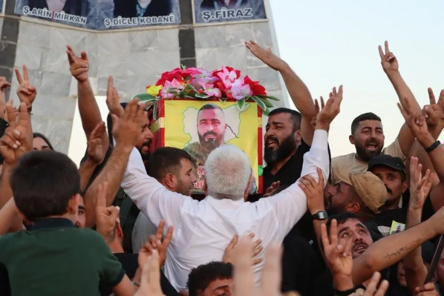 تشييع جثمان مقاتل من قسد في كوباني