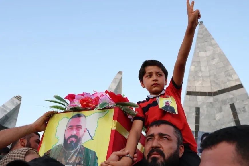 تشييع جثمان مقاتل من قسد في كوباني