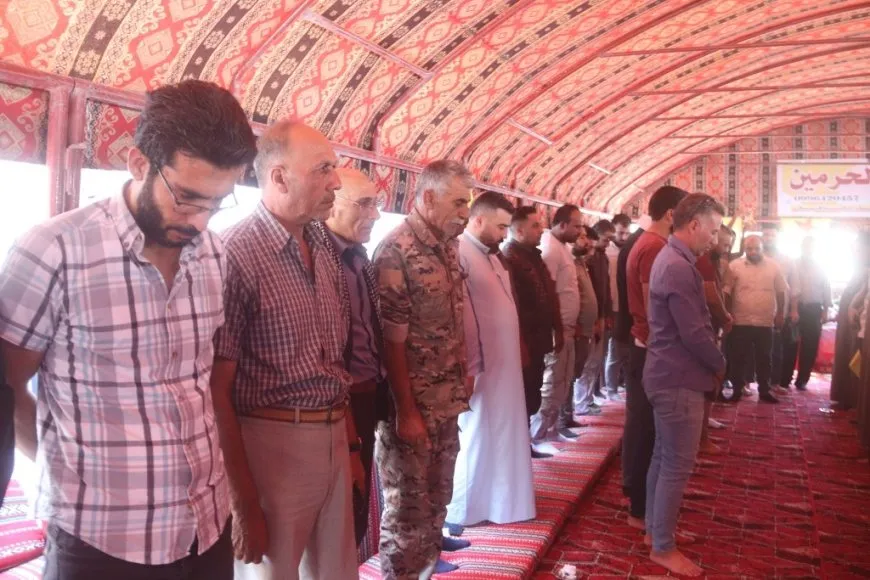 تقديم واجب العزاء لذوي مقاتل من قسد في الرقة