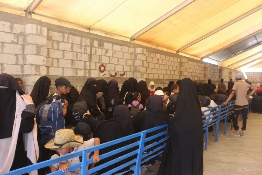 أكثر من 850 عراقياً يغادرون مخيم الهول عائدين إلى بلادهم
