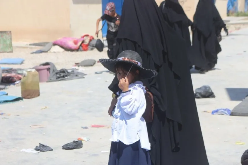أكثر من 850 عراقياً يغادرون مخيم الهول عائدين إلى بلادهم