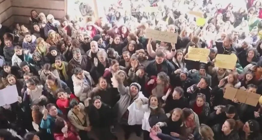 مصير مجهول ينتظر عشرات آلاف الموظفين في سوريا
