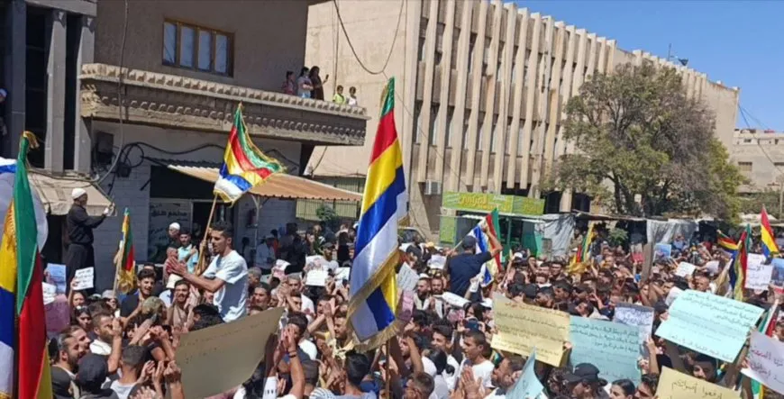 مظاهرة في السويداء وريفها تطالب بحق تقرير المصير