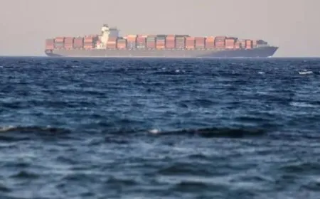 الحوثيون يستهدفون ناقلة إسرائيلية بصاروخ باليستي في البحر الأحمر