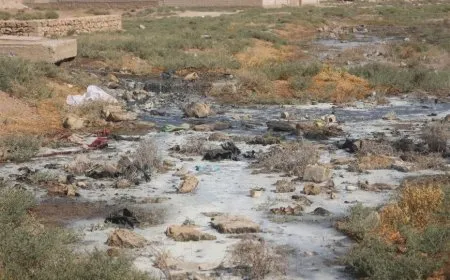 بلدية الشعب في الهول تواجه تحديات في صيانة شبكة صرف صحي بأحد الأحياء