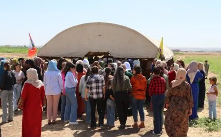 تقديم واجب العزاء لذوي مقاتل من قسد في كوباني