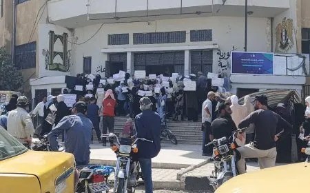 معلمو دير الزور يحتجون على الواقع التعليمي ويطالبون بالتثبيت