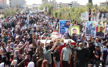 أهالي قامشلو يشيعون جثمان مقاتل من قسد بمراسم مهيبة