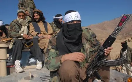 مقتل 12 جندياً باكستانياً في هجوم لطالبان على الحدود مع أفغانستان