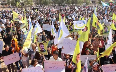 الآلاف في الجزيرة يؤكدون أن كفاحهم مستمر لبناء سوريا ديمقراطية لا مركزية 