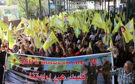 مسيرة جماهيرية حاشدة في مقاطعة الفرات لدعم قوات سوريا الديمقراطية