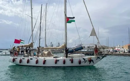 أنباء عن انفجارات وتحليق مسيّرات قرب أسطول مساعدات متجه إلى غزة