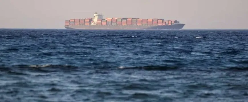 الحوثيون يستهدفون ناقلة إسرائيلية بصاروخ باليستي في البحر الأحمر
