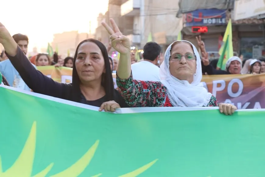 أهالي قامشلو يطالبون بالحرية الجسدية للقائد عبد الله أوجلان في يوم السلام العالمي
