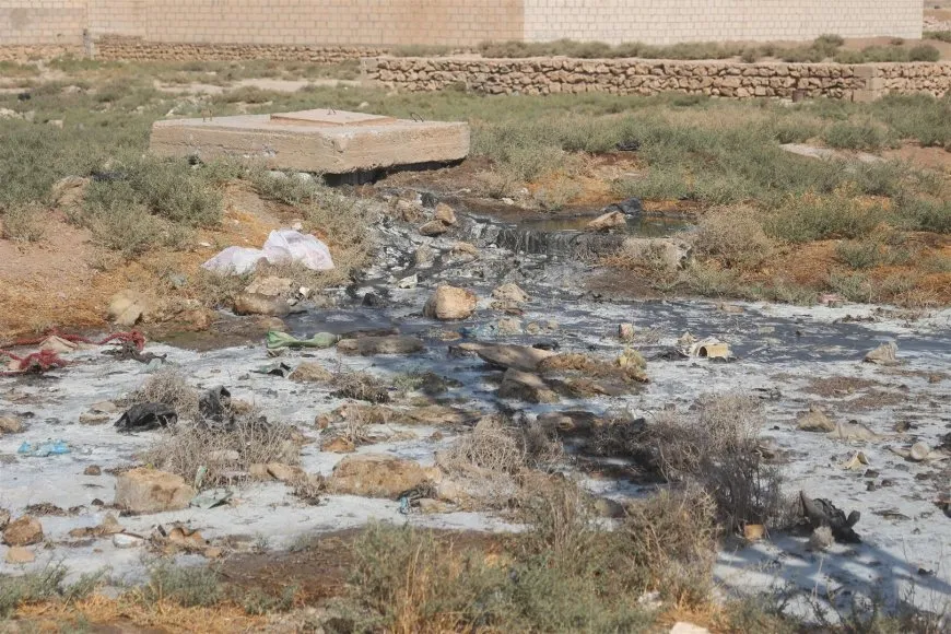 بلدية الشعب في الهول تواجه تحديات في صيانة شبكة صرف صحي بأحد الأحياء