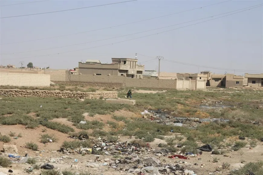 بلدية الشعب في الهول تواجه تحديات في صيانة شبكة صرف صحي بأحد الأحياء
