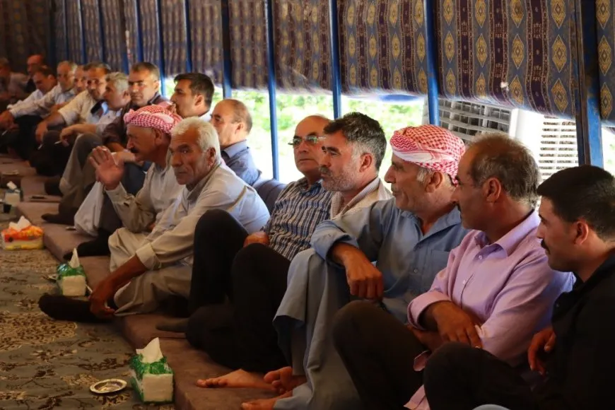 تقديم واجب العزاء لذوي مقاتل من قسد في كوباني