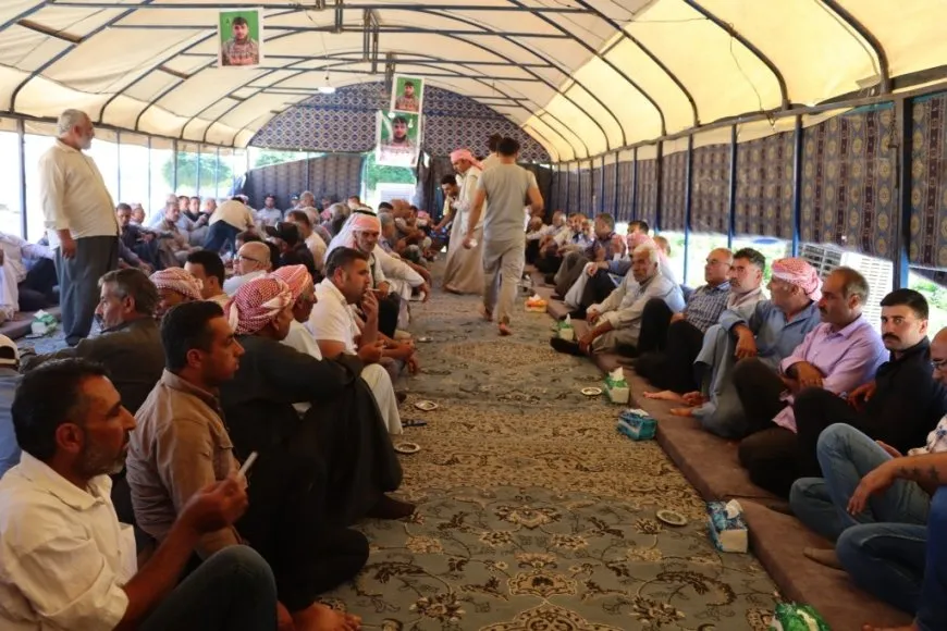 تقديم واجب العزاء لذوي مقاتل من قسد في كوباني