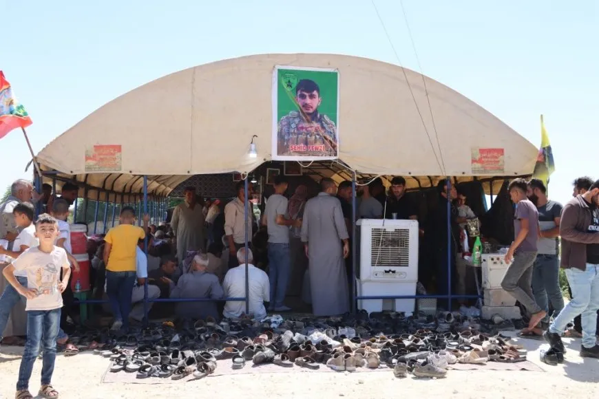 تقديم واجب العزاء لذوي مقاتل من قسد في كوباني