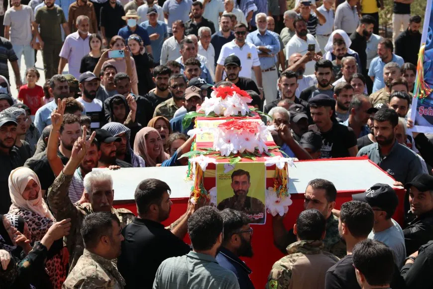 أهالي قامشلو يشيعون جثمان مقاتل من قسد بمراسم مهيبة